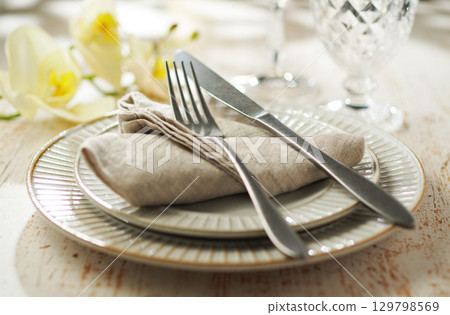 Table setting (image) 129798569