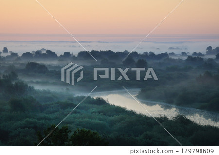 bend of the river in the early morning fog 129798609