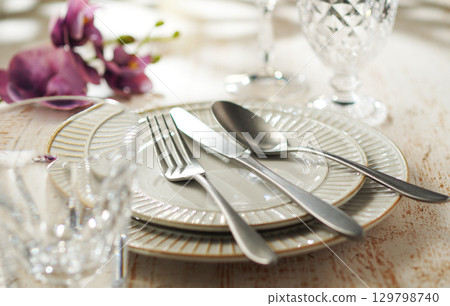 Table setting (image) 129798740