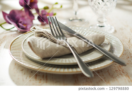 Table setting (image) 129798880