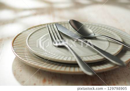 Table setting (image) 129798905