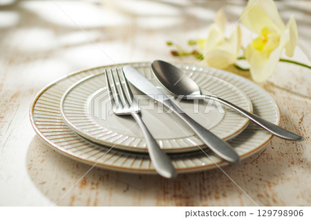 Table setting (image) 129798906