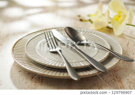 Table setting (image) 129798907
