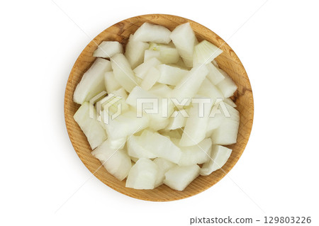 Onion slices in a wooden bowl isolated on a white background. Top view. Flat lay. 129803226