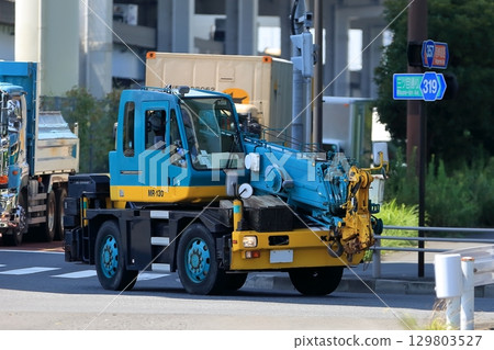 崎嶇地形起重機圖像 129803527