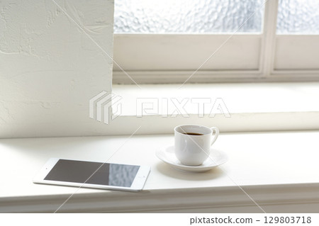 窗台上的平板電腦和咖啡杯 129803718