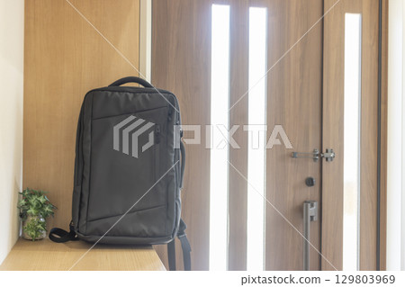 入口處放置的商務背包（裡面沒有人） 129803969