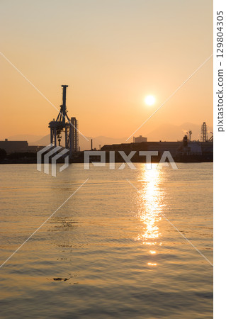 海邊的工廠和日落（大分縣大分市） 129804305