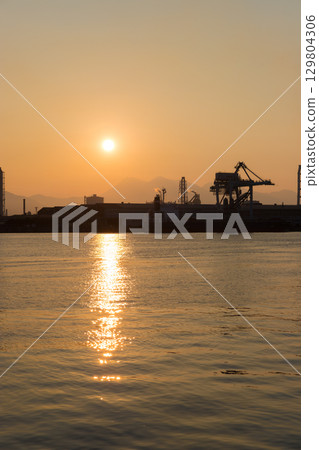 海邊的工廠和日落（大分縣大分市） 129804306