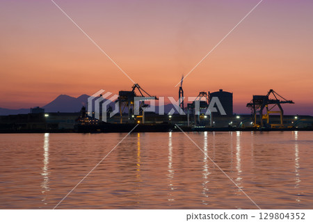 Factory and sunset by the sea (Oita City, Oita Prefecture) Factory and sunset by the sea (Oita City, Oita Prefecture) 129804352