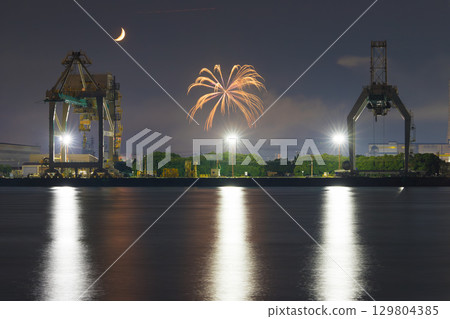 Nighttime factories and fireworks along the sea (Oita City, Oita Prefecture) Nighttime factories and fireworks along the sea (Oita City, Oita Prefecture) 129804385