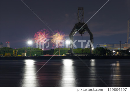 夜間的工廠和海邊煙火（大分縣大分市） 129804397