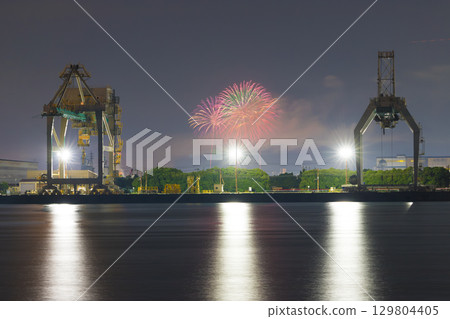 Nighttime factories and fireworks along the sea (Oita City, Oita Prefecture) Nighttime factories and fireworks along the sea (Oita City, Oita Prefecture) 129804405