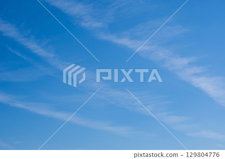 Cirrus clouds floating in the blue sky《Sky material/Background material》 129804776