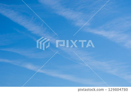 Cirrus clouds floating in the blue sky《Sky material/Background material》 129804780