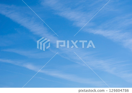 Cirrus clouds floating in the blue sky《Sky material/Background material》 129804786