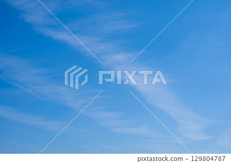 Cirrus clouds floating in the blue sky《Sky material/Background material》 129804787