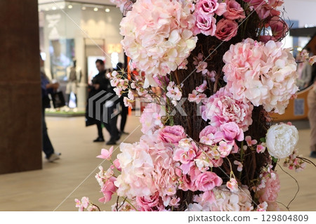 An Elegant Floral Arrangement Created Beautifully in a Stylish Modern Space Environment An Elegant Floral Arrangement Created Beautifully in a Stylish Modern Space Environment 129804809