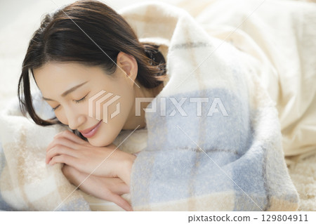 在毯子包裹的婦女 129804911