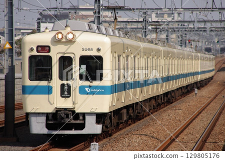 小田急5200系列列車在連續高架軌道上行駛_照片拍攝於2009年10月19日 129805176