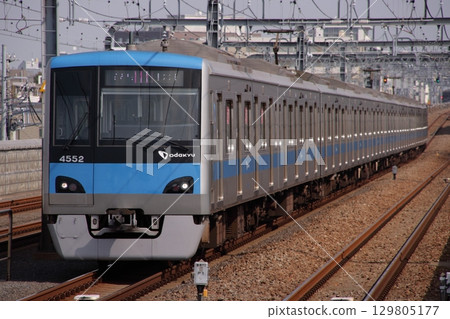 Odakyu 4000 series train running on a continuous elevated track_Photo taken on October 19, 2009 129805177