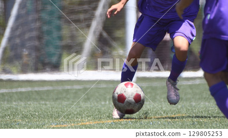 運球的足球運動員 129805253