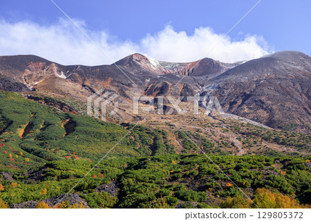 Autumn view of Mt. Tokachi from Bogakudai Observatory in Biei, Hokkaido [September] 129805372