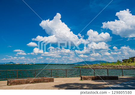 滋賀縣大津市琵琶湖渚公園的夏日風景 滋賀縣大津市琵琶湖渚公園的夏日風景 129805580