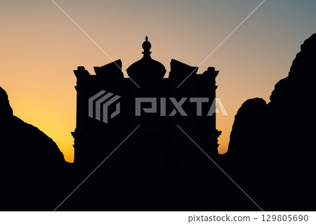 黃昏時分佩特拉寶庫的輪廓 129805690