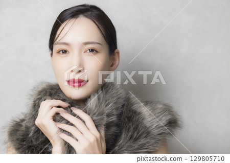 Woman wearing fur 129805710