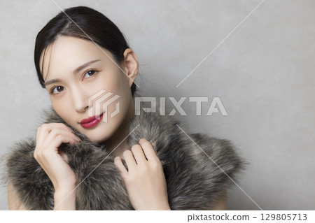 Woman wearing fur 129805713