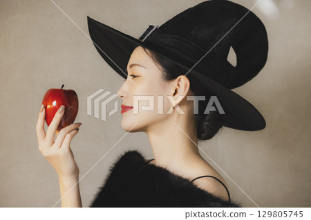 服裝萬聖節的女人 129805745