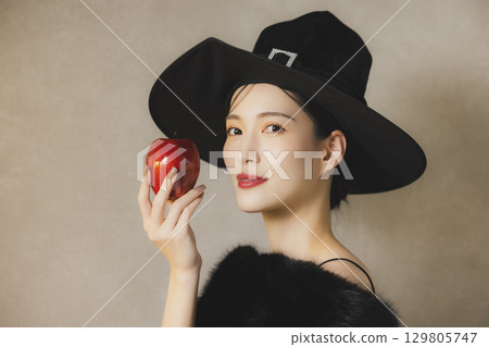 服裝萬聖節的女人 129805747