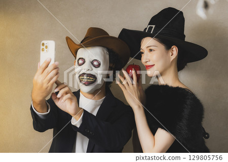 身著萬聖節服裝的男女 129805756