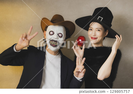 身著萬聖節服裝的男女 129805757