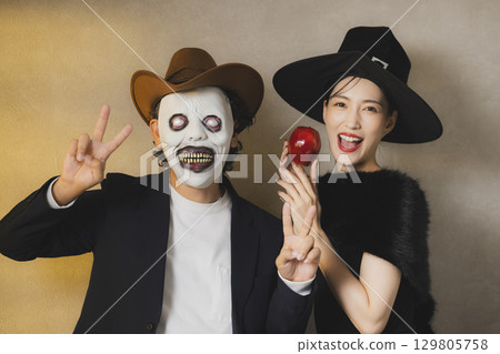 身著萬聖節服裝的男女 身著萬聖節服裝的男女 129805758