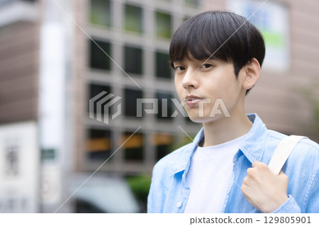 一名年輕男子在城市中行走的肖像 129805901