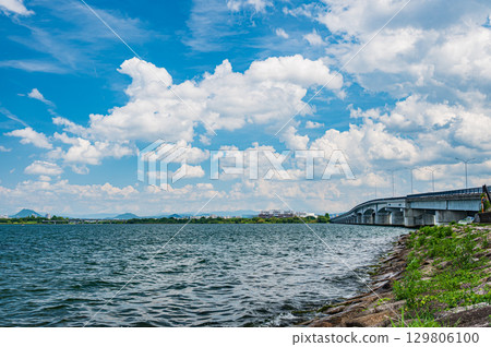 滋賀縣大津市琵琶湖的夏季風景 129806100
