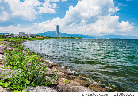 滋賀縣大津市琵琶湖的夏季風景 129806102