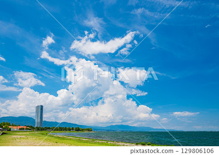 滋賀縣大津市琵琶湖的夏季風景 滋賀縣大津市琵琶湖的夏季風景 129806106