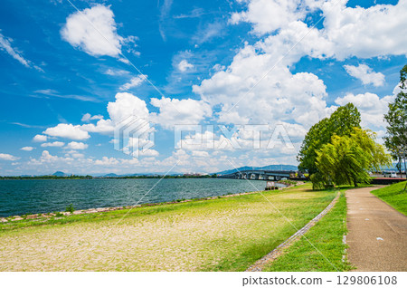 滋賀縣大津市琵琶湖的夏季風景 滋賀縣大津市琵琶湖的夏季風景 129806108
