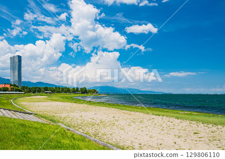 Summer scenery of Lake Biwa, Otsu City, Shiga Prefecture 129806110