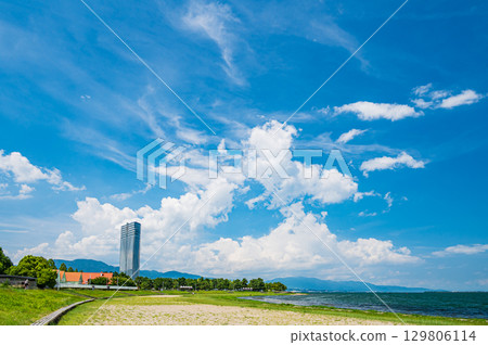 Summer scenery of Lake Biwa, Otsu City, Shiga Prefecture 129806114