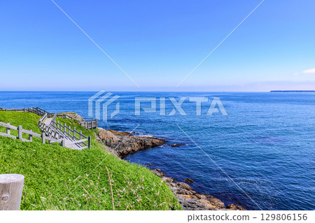 從花崎岬到落石的海岸線、城鎮和漁港、藍色的夏日天空和海景（北海道根室城市） 129806156