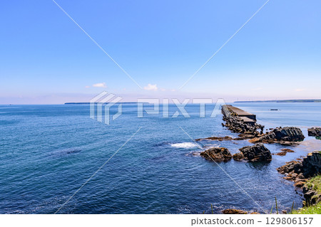 Coastline stretching from Cape Hanasaki to Ochiishi, town and fishing port, blue summer sky and seascape (Nemuro City, Hokkaido) 129806157