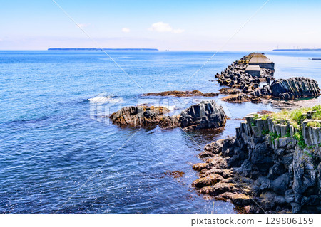 從花崎岬到落石的海岸線、城鎮和漁港、藍色的夏日天空和海景（北海道根室城市） 129806159