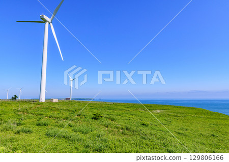 Coastline stretching from Cape Hanasaki to Ochiishi, town and fishing port, blue summer sky and seascape (Nemuro City, Hokkaido) 129806166