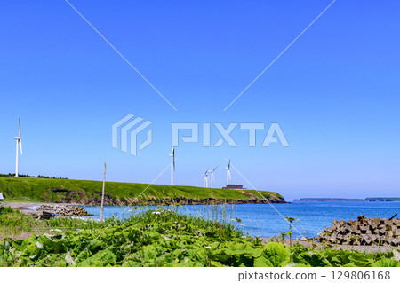 Coastline stretching from Cape Hanasaki to Ochiishi, town and fishing port, blue summer sky and seascape (Nemuro City, Hokkaido) 129806168