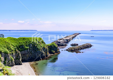 Coastline stretching from Cape Hanasaki to Ochiishi, town and fishing port, blue summer sky and seascape (Nemuro City, Hokkaido) 129806182
