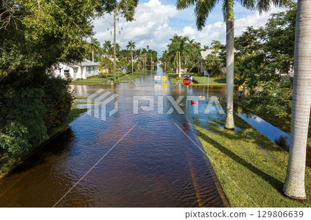 Street under water warning sign. Closed city road because of flooding blocking driving of cars. Consequence of hurricane Milton in Punta Gorda, Florida Street under water warning sign. Closed city road because of flooding blocking driving of cars. Consequence of hurricane Milton in Punta Gorda, Florida 129806639